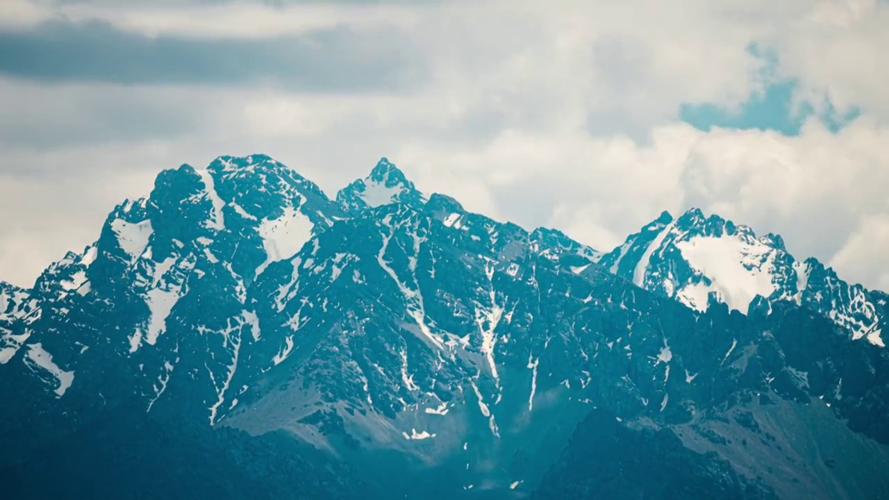 帕米尔高原的雪山,塔什库尔干,帕米尔高原,新疆维吾尔自治区视频素材