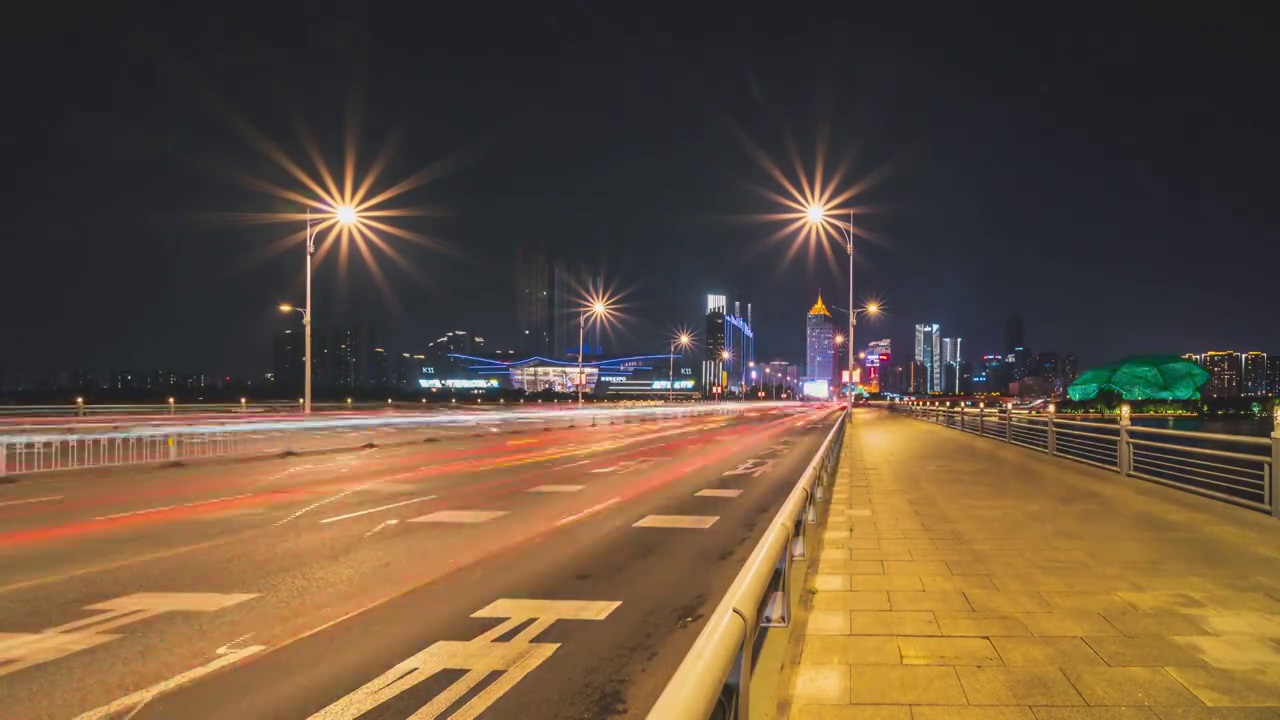 沈阳青年大街浑河桥夜晚车轨视频素材