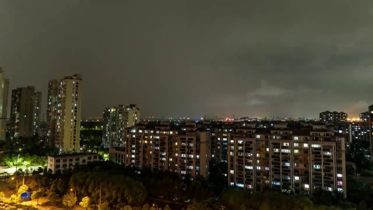 城市夜景闪电风雨视频素材