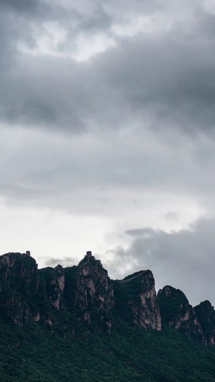 山峦叠嶂，云过雨下，司马台长城别有一番景致，竖版4K。视频下载