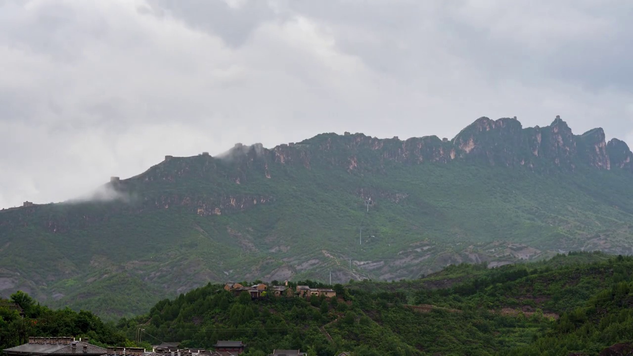 雨中司马台长城，云层翻滚，雨随风动。视频下载