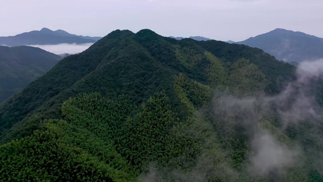 小山村上的山间云海视频素材