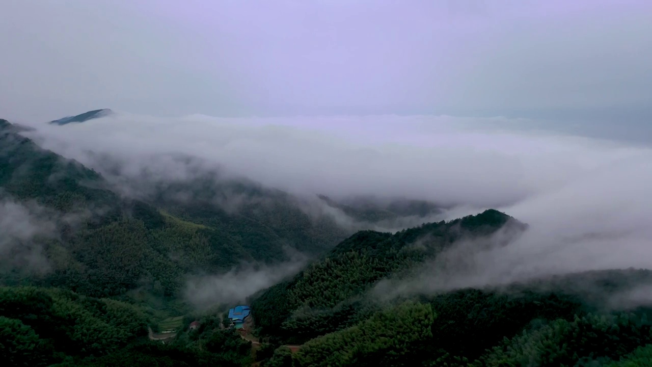 云海下的小山村视频素材