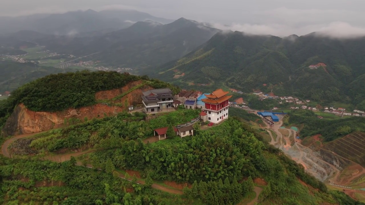 俯瞰云峰台古庙建筑视频素材