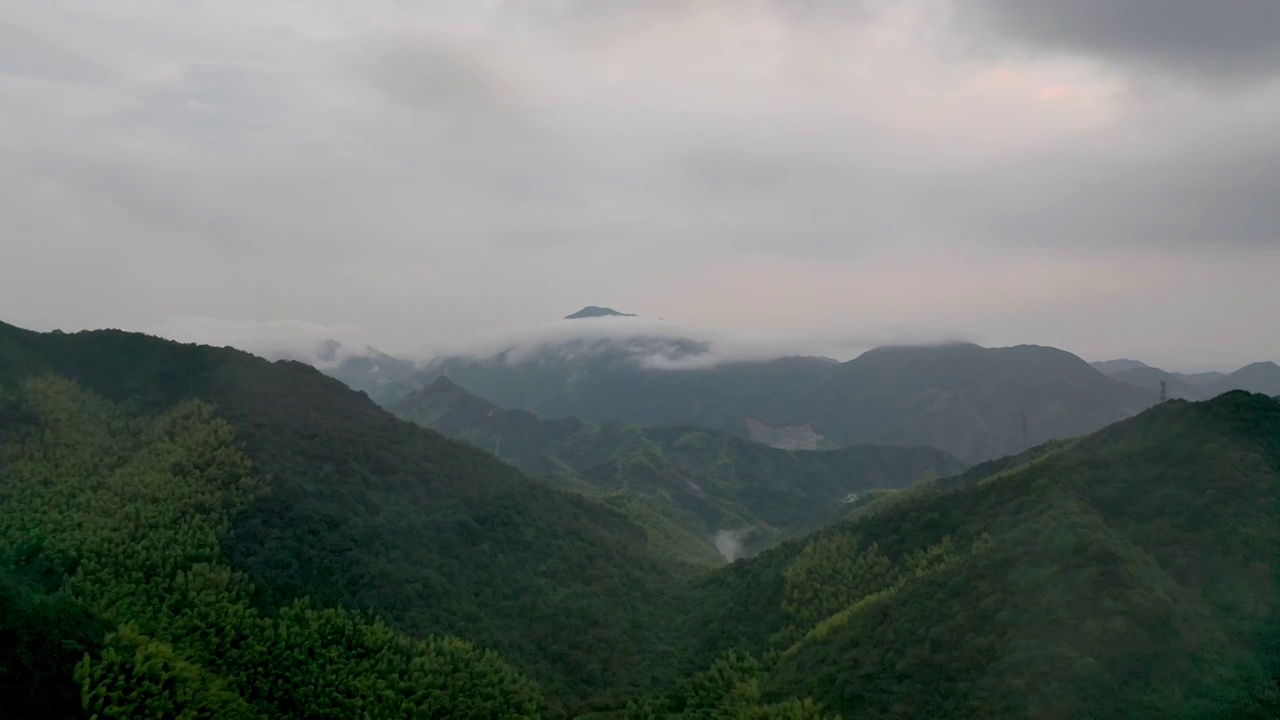 雨中飞向云海视频素材