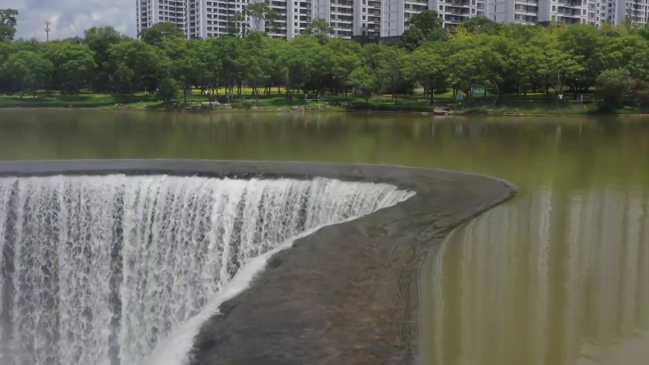 云南省昆明市昆明湖公园瀑布航拍风光视频素材