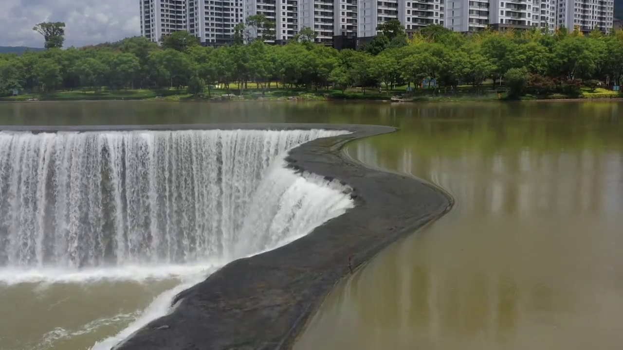 云南省昆明市昆明湖公园瀑布航拍风光视频素材