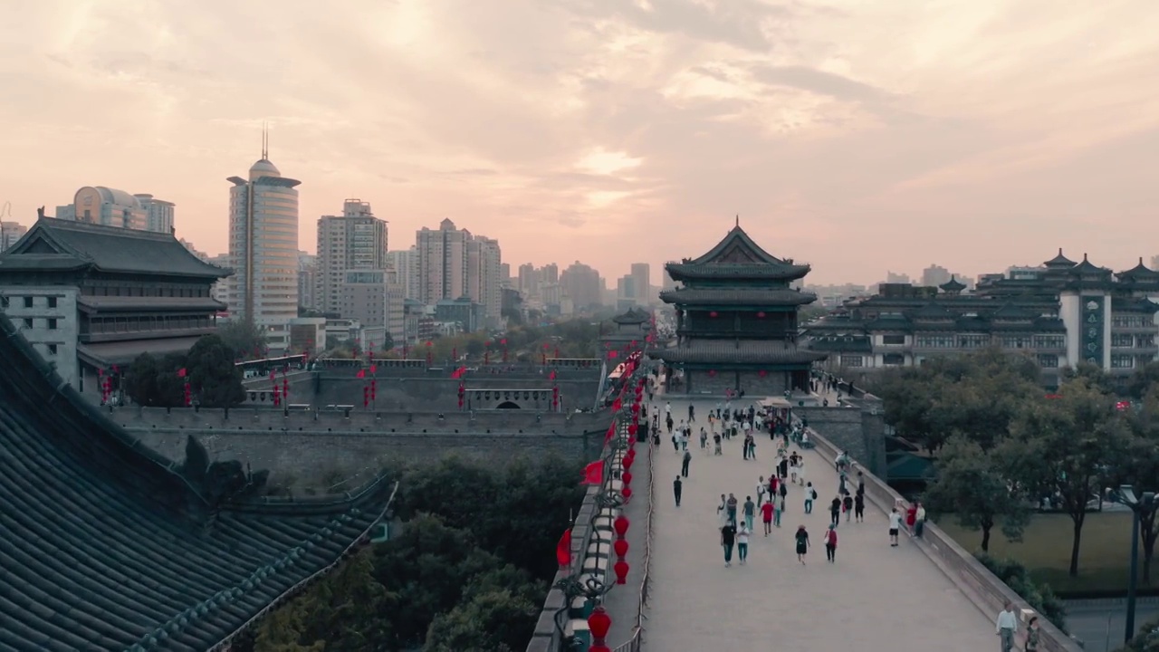 航拍暮色中的西安古城墙南门夜景风光视频素材