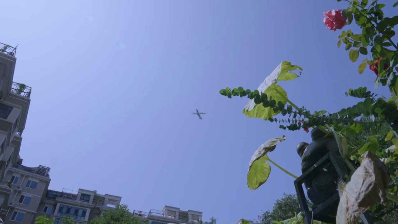 飞机飞过花园小区住宅楼上空视频素材