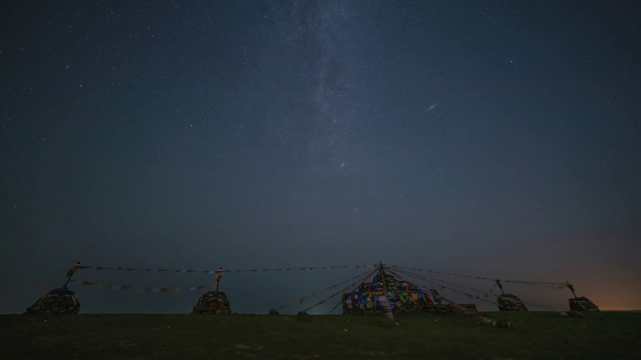 延时摄影英仙座流星雨下的敖包视频素材