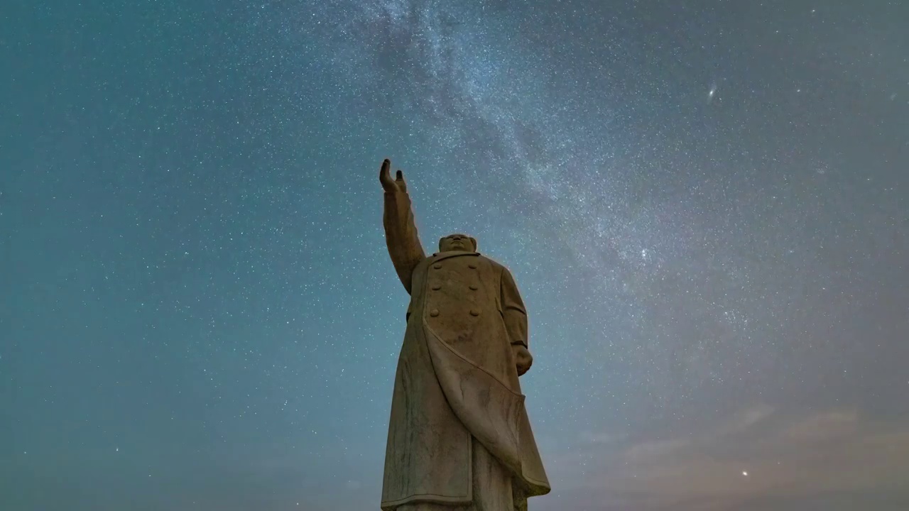 延时摄影北斗七星下的伟人领袖雕塑视频素材