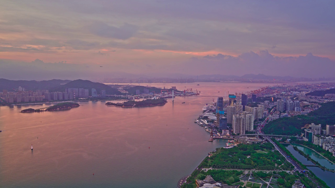 福建厦门海沧湾飞机穿过日落夕阳晚霞视频素材