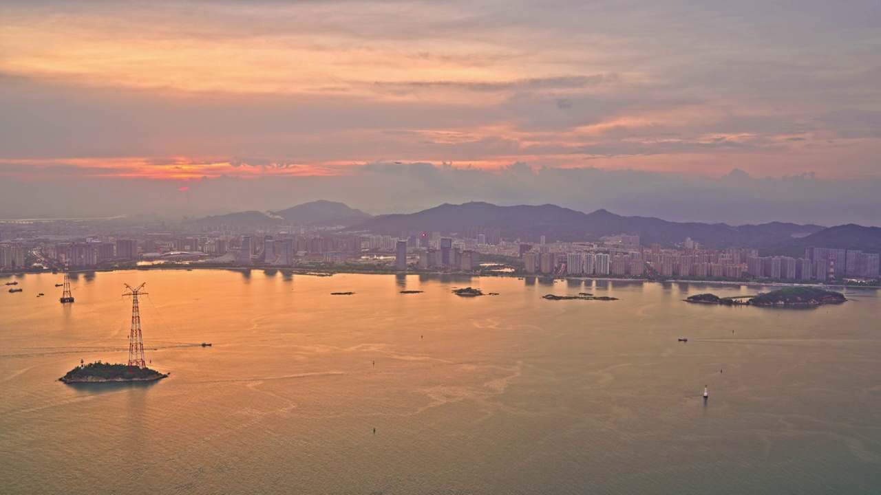 福建厦门海沧湾飞机穿过日落夕阳晚霞视频素材