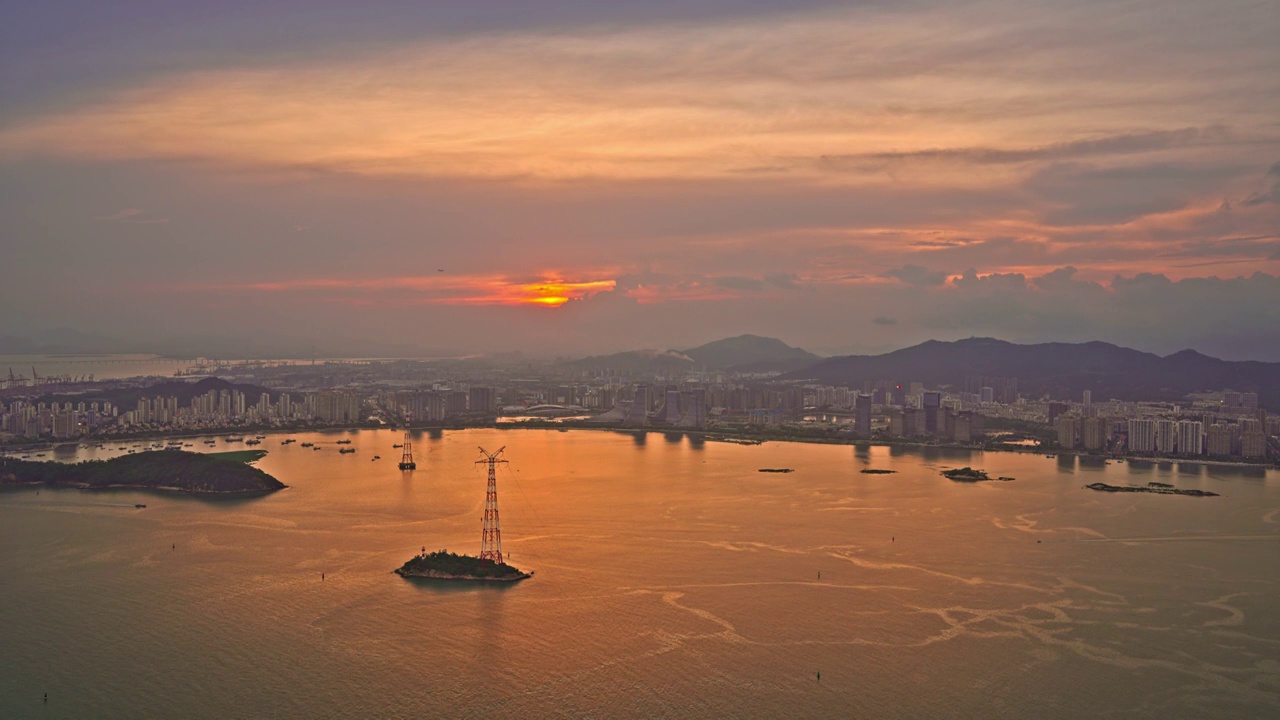 福建厦门海沧湾飞机穿过日落夕阳晚霞视频素材