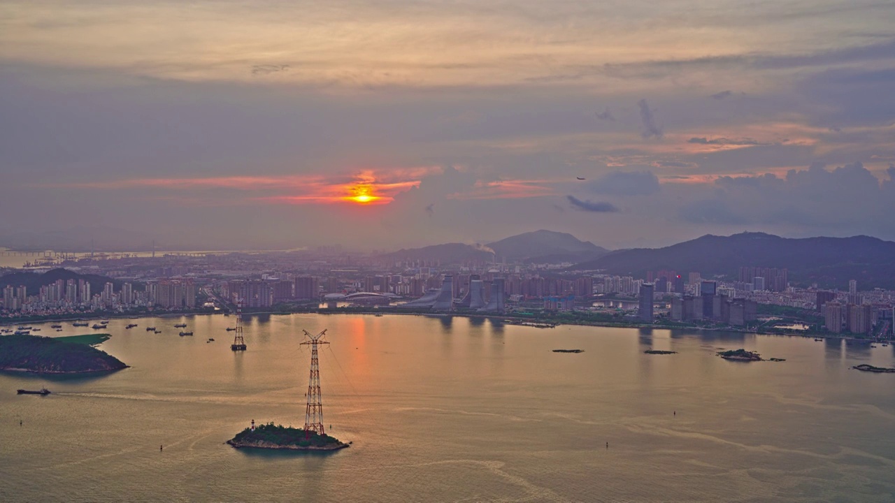 福建厦门海沧湾飞机穿过日落夕阳晚霞视频素材