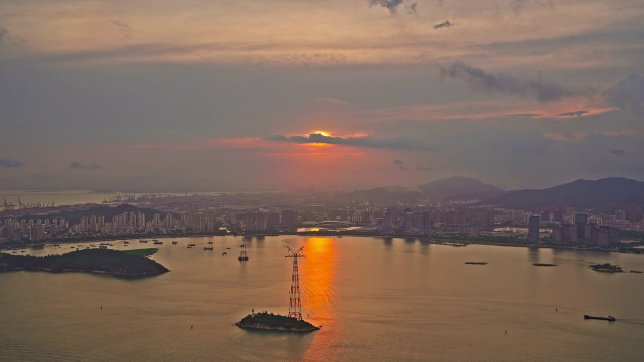 福建厦门海沧湾飞机穿过日落夕阳晚霞视频素材