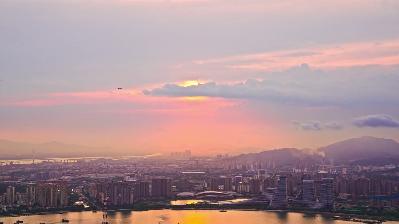 福建厦门海沧湾飞机穿过日落夕阳晚霞视频素材