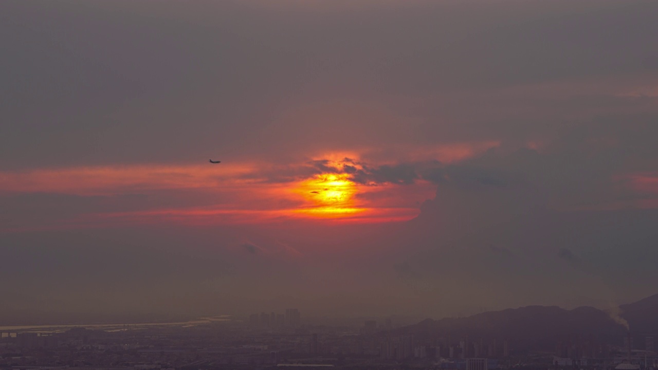 福建厦门海沧湾飞机穿过日落夕阳晚霞视频素材