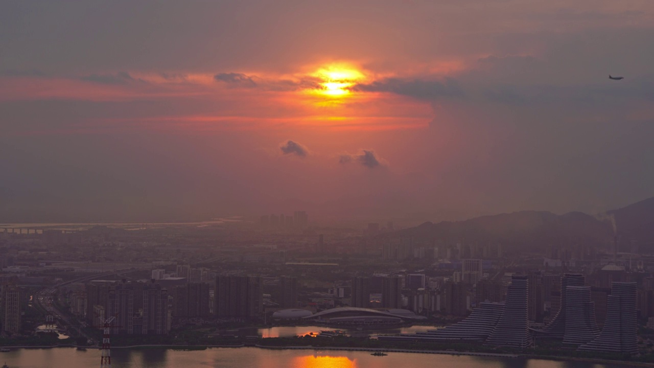 福建厦门海沧湾飞机穿过日落夕阳晚霞视频素材