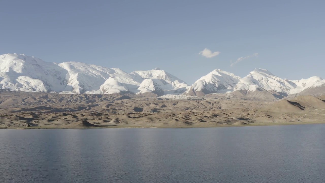 草原,帕米尔高原,湿地,慕士塔格,雪山,公格尔九别峰视频素材