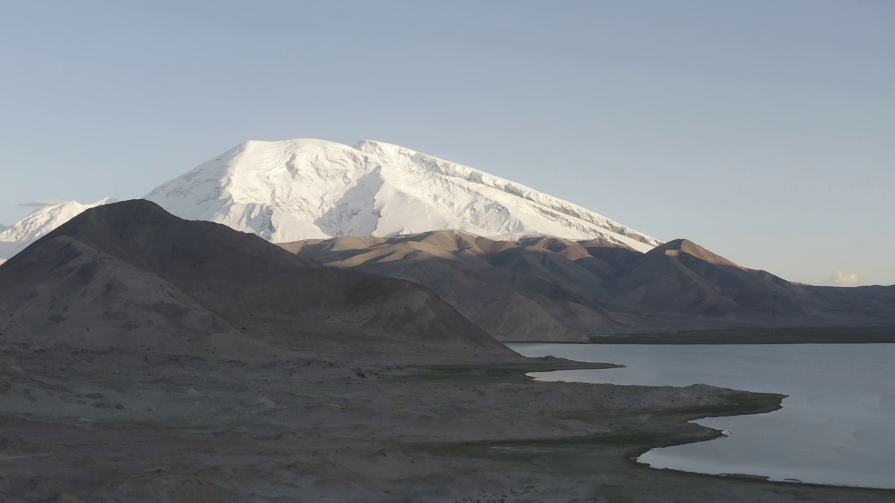 草原,帕米尔高原,湿地,慕士塔格,雪山,公格尔九别峰视频素材