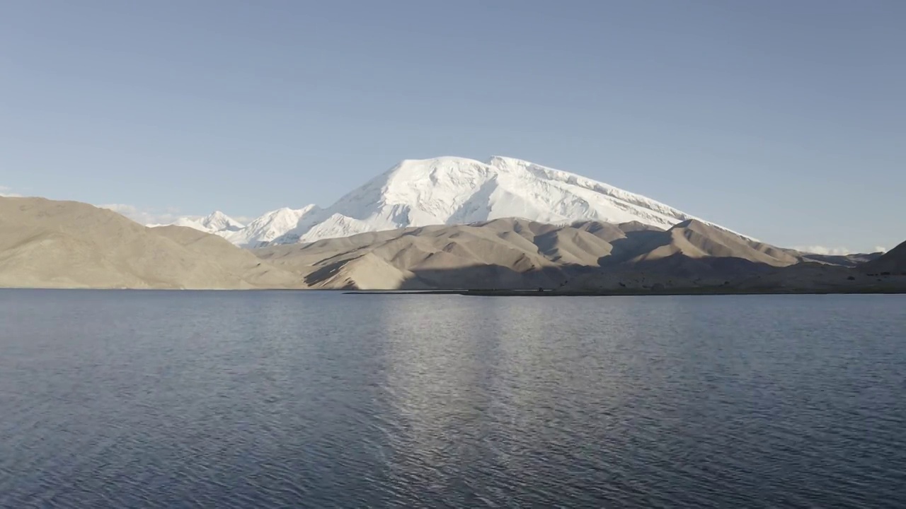 草原,帕米尔高原,湿地,慕士塔格,雪山,公格尔九别峰视频素材