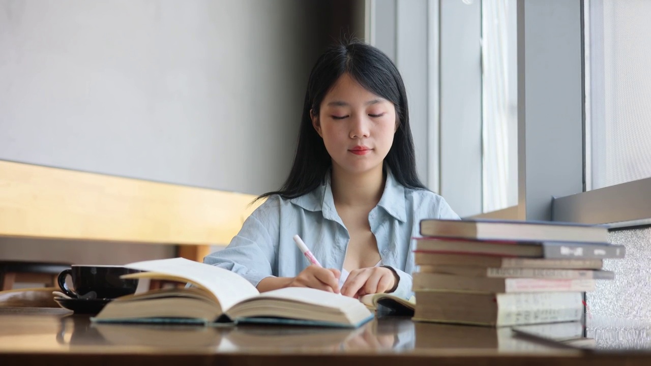 女大学生在书桌前学习视频素材