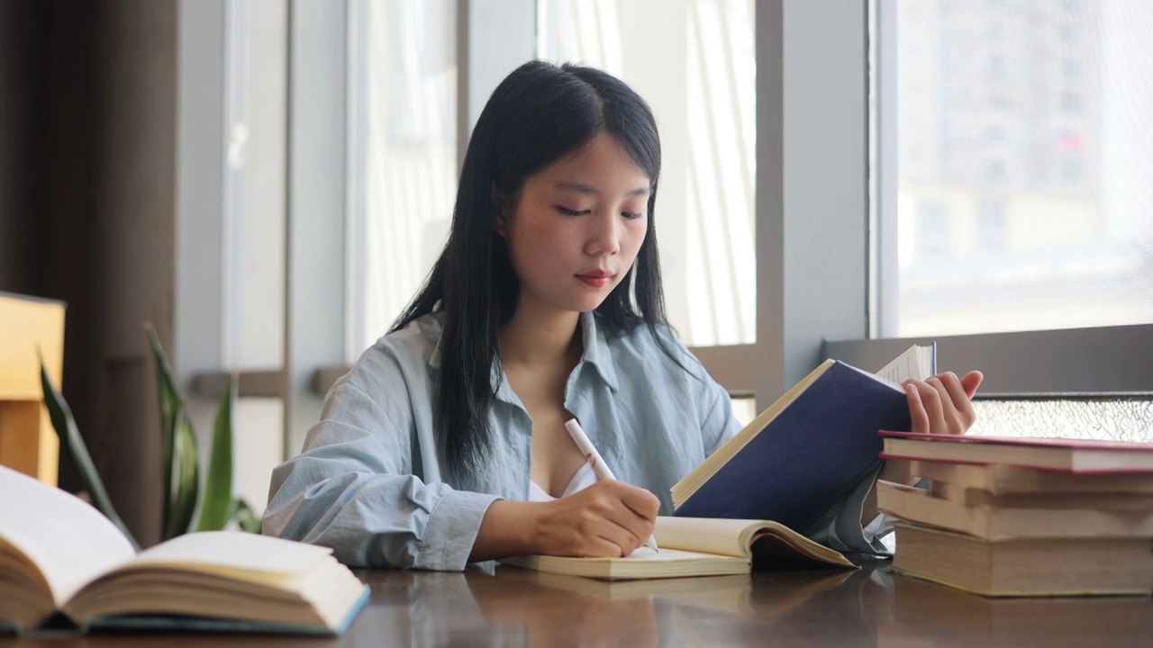 女大学生在书桌前学习视频素材