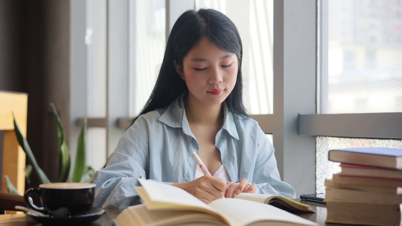 女大学生在书桌前学习视频素材