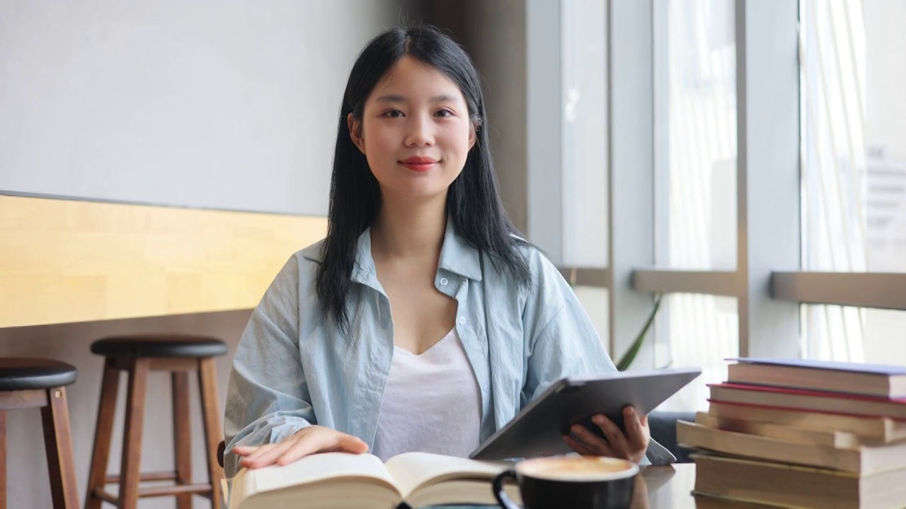 女大学生在室内学习并看着镜头视频素材