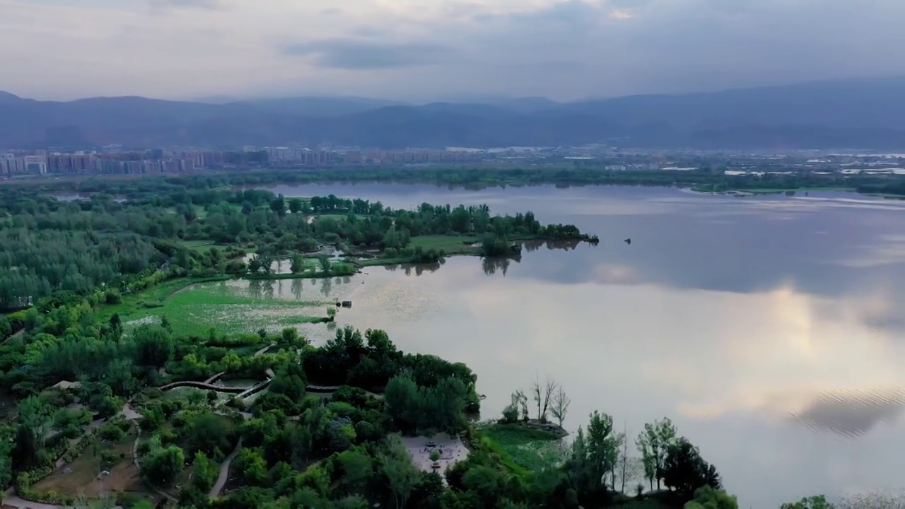 航拍西昌邛海风景区烟雨鹭洲湿地公园视频素材