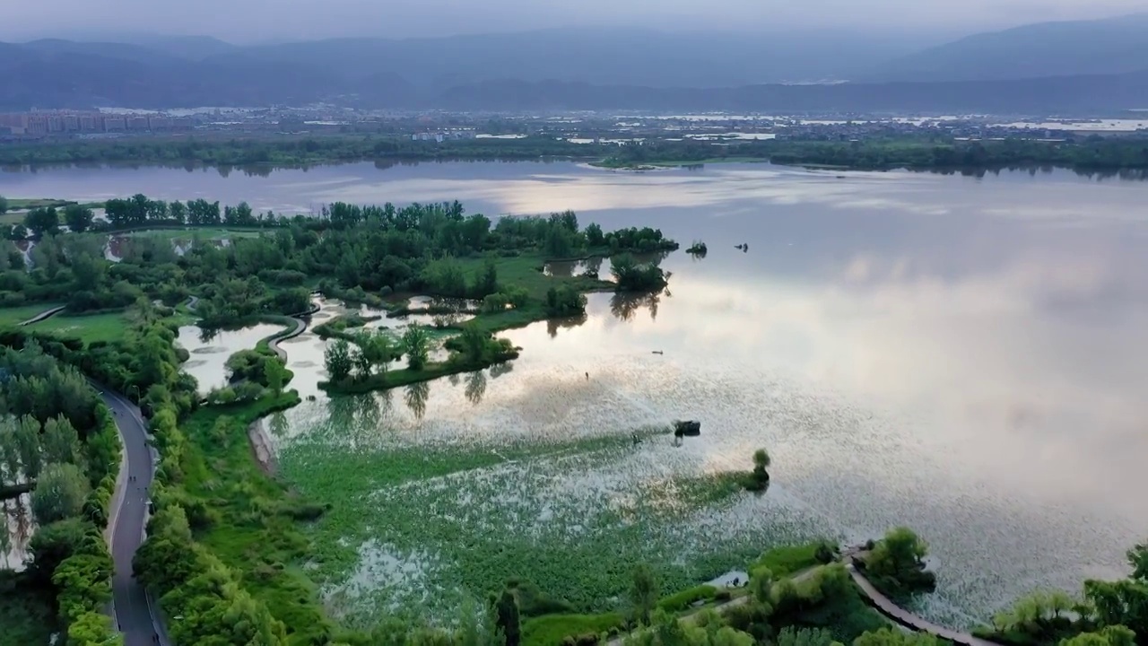 航拍西昌邛海风景区烟雨鹭洲湿地公园视频素材