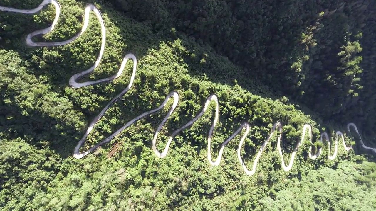 鄂渝边界湖北咸丰县大路坝区工委与重庆小南海镇交界的高山公路视频素材