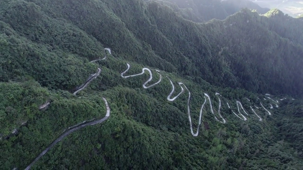 鄂渝边界湖北咸丰县大路坝区工委与重庆小南海镇交界的高山公路视频素材