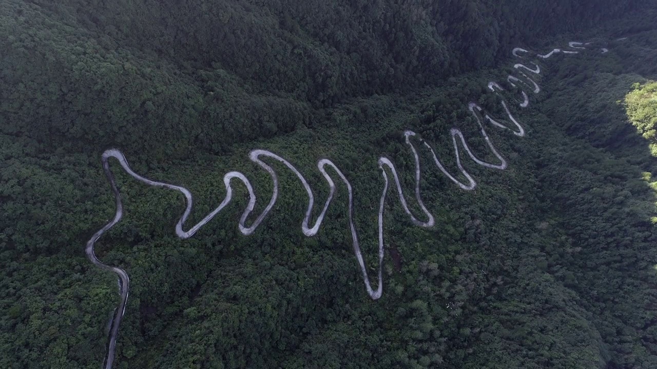 鄂渝边界湖北咸丰县大路坝区工委与重庆小南海镇交界的高山公路视频素材