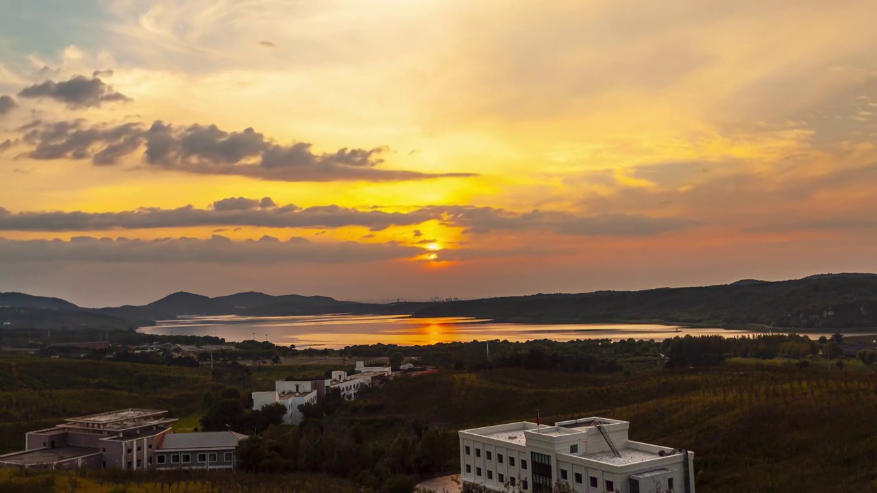 夕阳晚霞落日山水风光的延时摄影视频素材