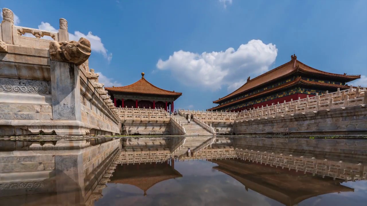 秋天北京故宫紫禁城雨后天晴宫殿倒影视频素材