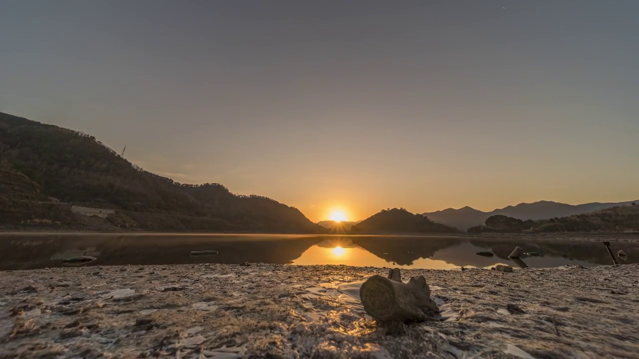 亭下湖寒潮星空日出延时视频素材