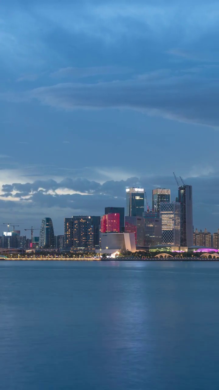 深圳前海宝安中心欢乐港湾湾区之光从黄昏到夜晚的延时视频素材