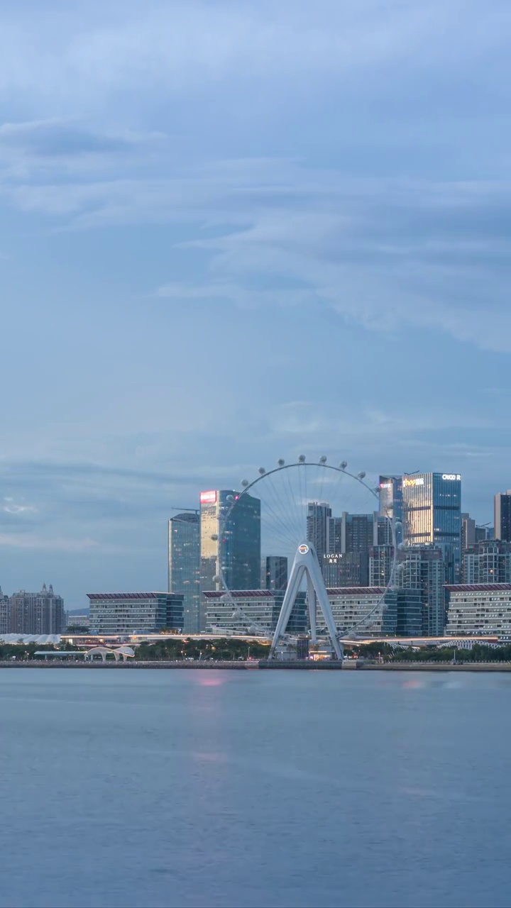 深圳前海宝安中心欢乐港湾湾区之光从黄昏到夜晚的延时视频素材