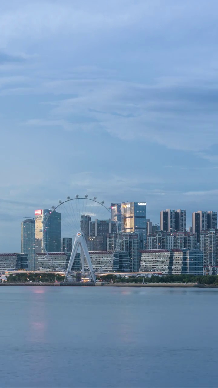 深圳前海宝安中心欢乐港湾湾区之光从黄昏到夜晚的延时视频素材