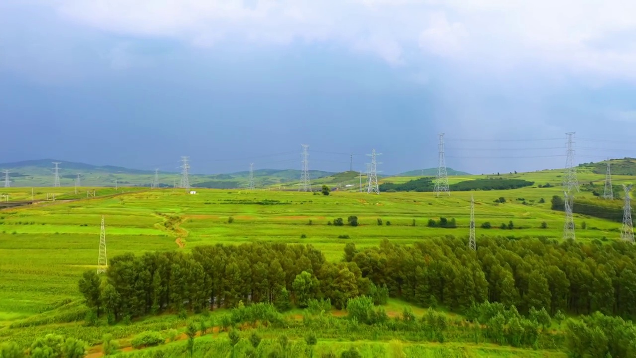 辽宁省阜新市航拍小山村的特高压输变电工程视频素材