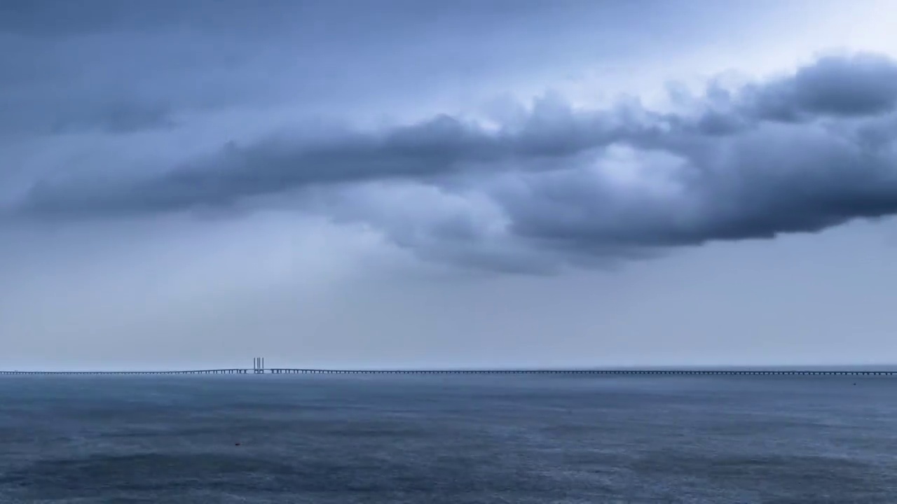 8K青岛胶州湾跨海大桥积雨云转降雨延时摄影视频下载