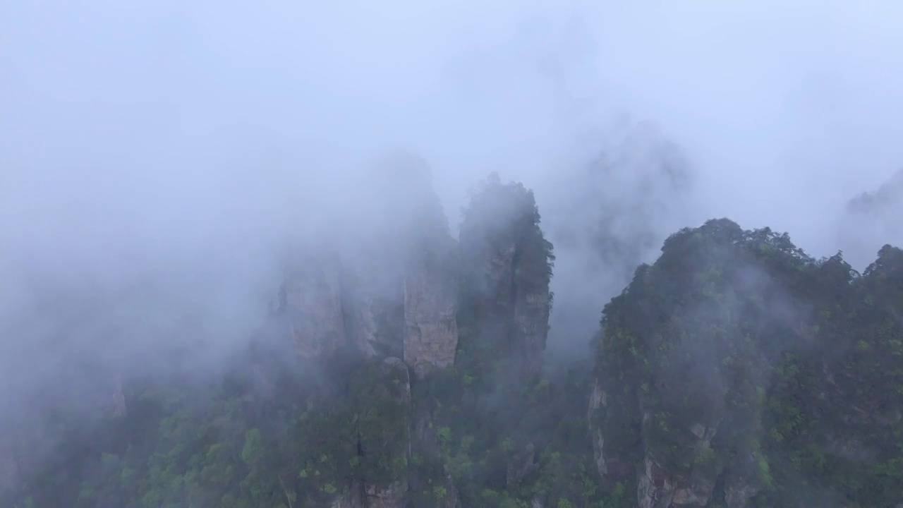 云雾缭绕下的张家界山峰视频素材