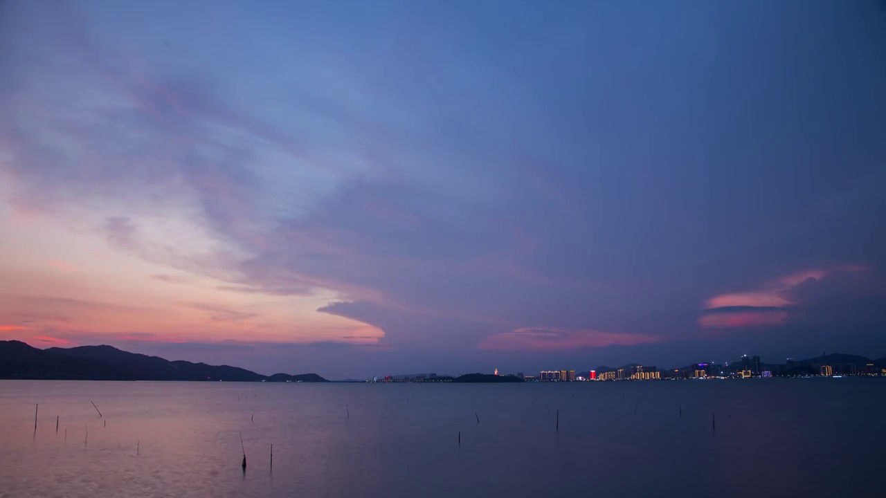 广东省汕尾市城市日转夜延时视频素材