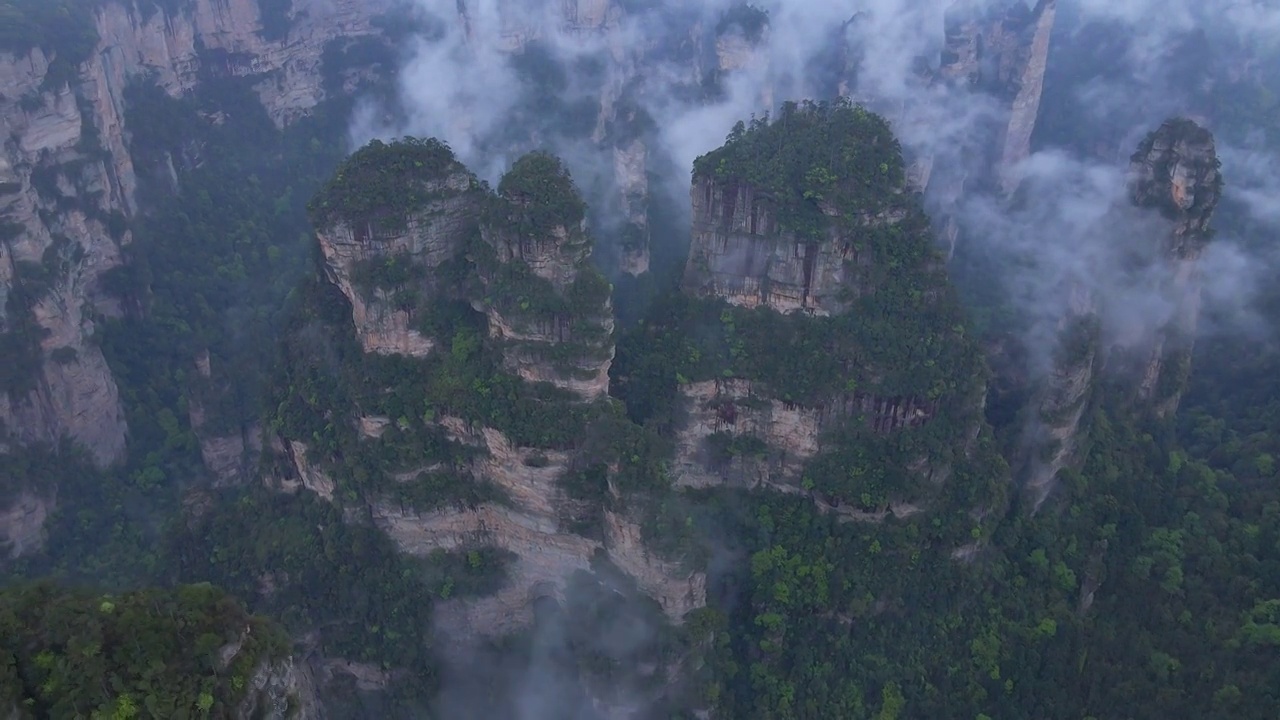 环绕拍摄张家界的山峰视频素材