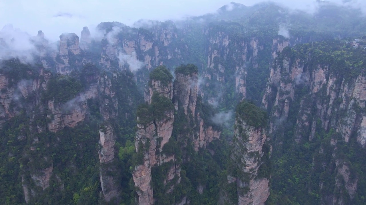 环绕航拍张家界的石柱群峰视频素材