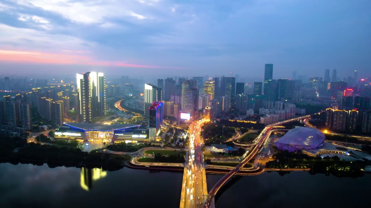 中国辽宁沈阳盛京剧院和浑河大桥车流建筑航拍夜景视频素材