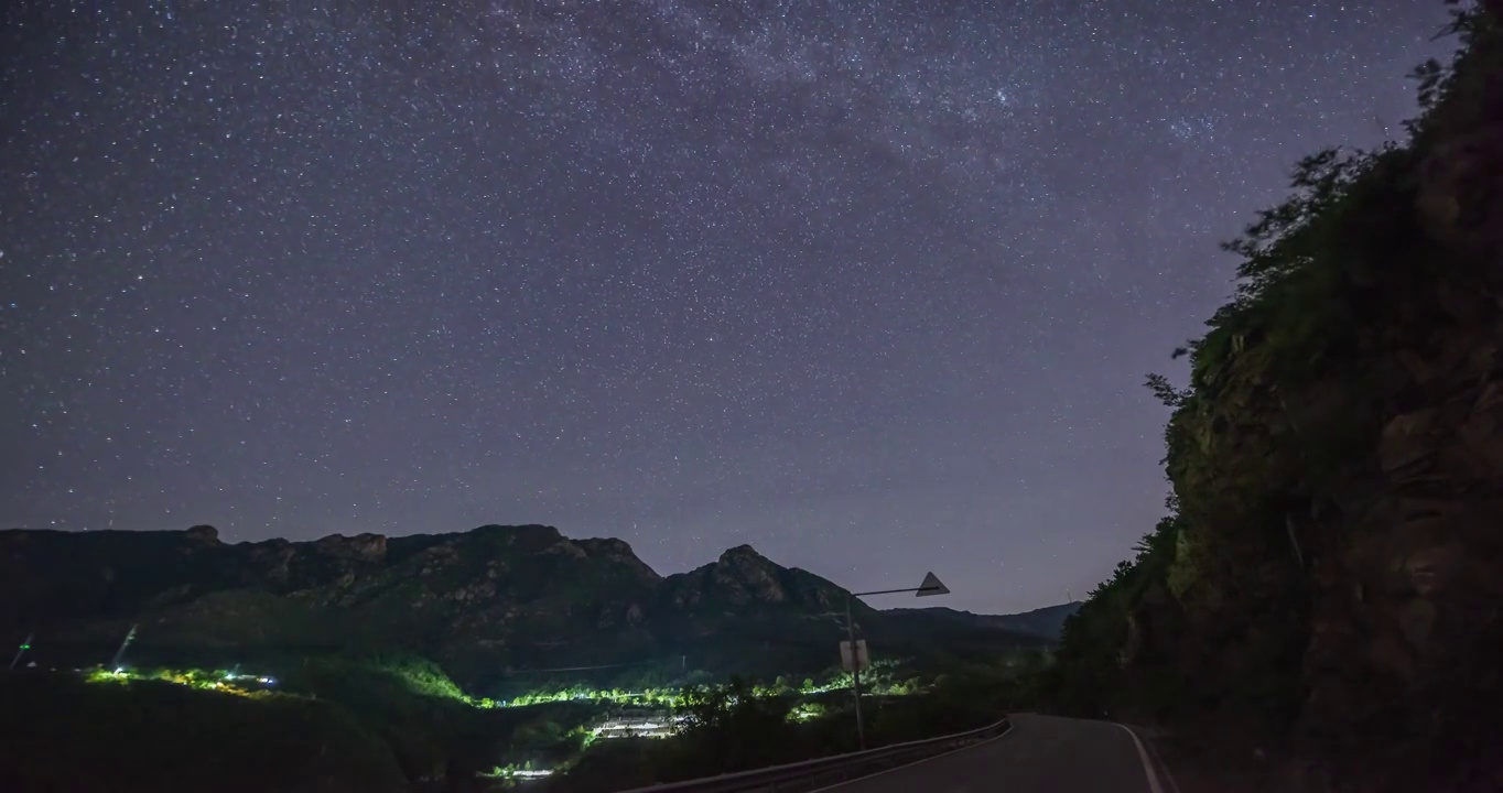 房山宝水村上空的北天银河及北极星延时视频视频素材