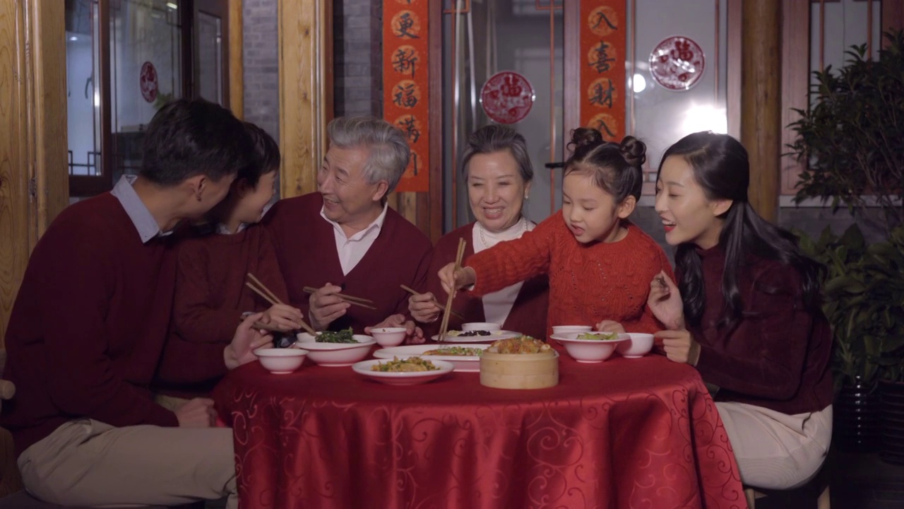 一家人开心的吃年夜饭视频素材